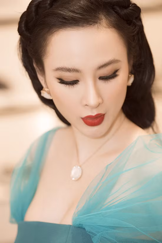 Người đẹp chọn mẫu váy xanh được Nguyễn Công Trí thiết kế riêng cho cô. Chiếc váy xanh cup ngực với phần voan chờm qua 2 bờ vai giúp diễn viên Angela Phương Trinh khoe vòng 1 đầy đặn và nước da trắng không tỳ vết.
