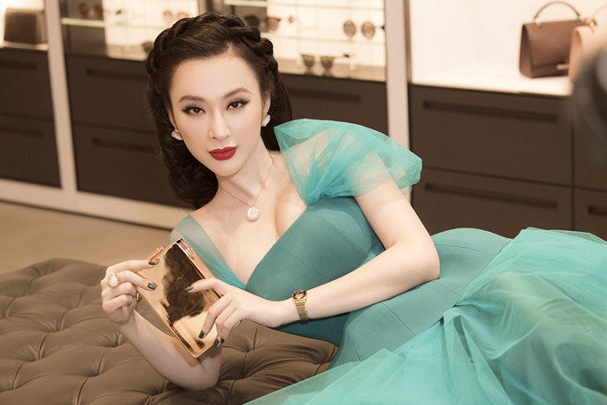 Hình ảnh Angela Phương Trinh tạo dáng để khoe nhan sắc trước ống kính.