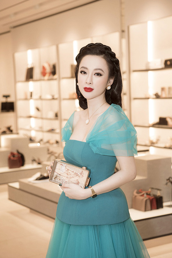 Mái tóc của Angela Phương Trinh được chải và tết rất cầu kỳ.