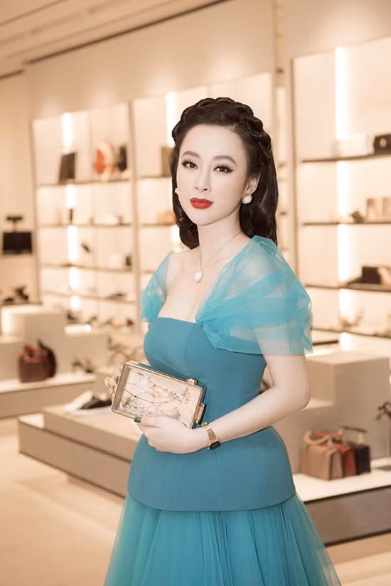 Mái tóc của Angela Phương Trinh được chải và tết rất cầu kỳ.