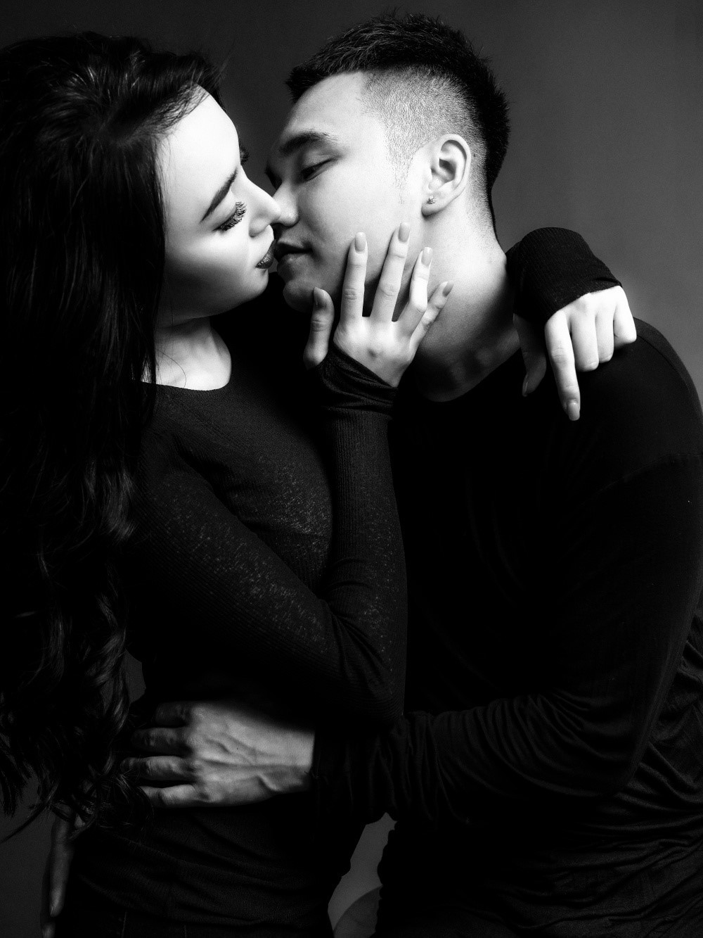 Trước đó, vào tháng 10/2017, Khắc Việt tổ chức buổi cầu hôn bạn gái lãng mạn với nhiều hoa tươi, nến và bóng bay...