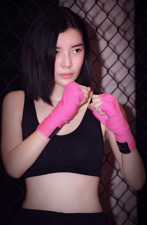 Nữ diễn viên Cao Thái Hà đang được công chúng quan tâm khi góp mặt trong dự án phim Hậu duệ mặt trời của đạo diễn Trần Bửu Lộc. Cô vào vai trung úy Minh Ngọc. Trong phim, cô cùng dàn diễn viên trẻ Song Luân, Hữu Vi, Khả Ngân đảm nhận tuyến nhân vật trung tâm.