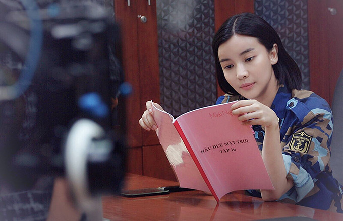 Nói về kịch bản Việt hóa bộ phim "Hậu duệ mặt trời", Cao Thái Hà cho biết, phim cũng sẽ không có phân cảnh 18+ giữa hai nhân vật này. Tình cảm của Trung úy Minh Ngọc và Thượng sĩ Bảo Huy (Hữu Vi) rất trong sáng và thuần khiết. Đó là tình cảm đẹp ở trong quân ngũ vì vậy kịch bản Việt sẽ không có cảnh 18+ để giữ gìn sự trong sáng.