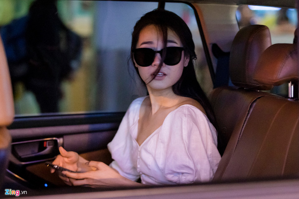 Khoảnh khắc Nhã Phương ngạc nhiên khi phát hiện có nhiều phóng viên chờ sẵn. Thời gian qua, Nhã Phương nhận được sự quan tâm của công chúng sau khi Nam Em lên báo chia sẻ về mối tình trong bóng tối với Trường Giang. Nói về Nhã Phương, Trường Giang thừa nhận cô quá tốt và quá cao thượng. Những ngày qua, dù có khóc một mình, Nhã Phương cũng không hề trách mắng anh nửa lời.