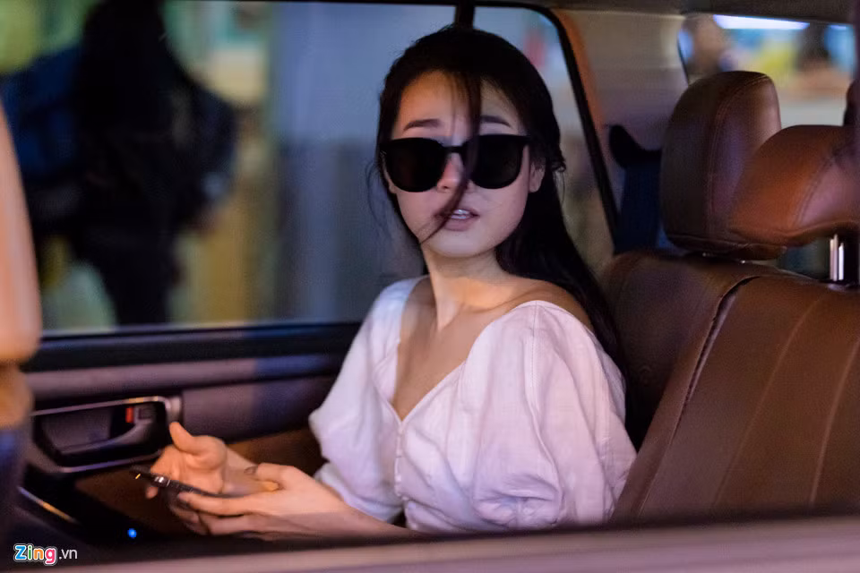 Khoảnh khắc Nhã Phương ngạc nhiên khi phát hiện có nhiều phóng viên chờ sẵn. Thời gian qua, Nhã Phương nhận được sự quan tâm của công chúng sau khi Nam Em lên báo chia sẻ về mối tình trong bóng tối với Trường Giang. Nói về Nhã Phương, Trường Giang thừa nhận cô quá tốt và quá cao thượng. Những ngày qua, dù có khóc một mình, Nhã Phương cũng không hề trách mắng anh nửa lời.