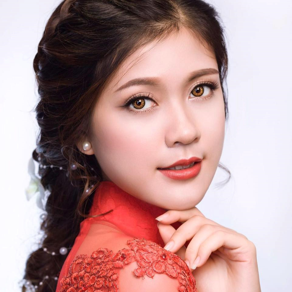 Thu Hằng kể tham gia cuộc thi sắc đẹp nhờ sự động viên của mẹ. Sau tốt nghiệp, cô đảm nhận vai trò MC cho nhiều đài truyền hình. Trên trang cá nhân, Thu Hằng thường chia sẻ khoảnh khắc đời thường trong trang phục kín đáo hoặc áo dài truyền thống.