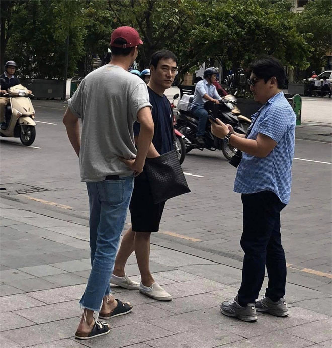 Hình ảnh Jo In Sung (mũ đỏ) và Bae Sung Woo xuất hiện trên đường phố Sài Gòn.