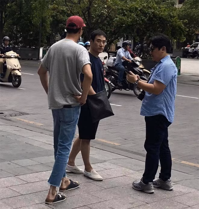 Hình ảnh Jo In Sung (mũ đỏ) và Bae Sung Woo xuất hiện trên đường phố Sài Gòn.