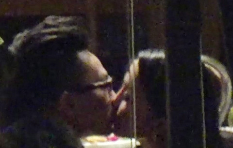 Ngoài hoạt động nghệ thuật, "Chim công làng múa" Linh Nga rất hiếm khi nói về đời tư. Thế nhưng, cuộc sống của Linh Nga vẫn nhận được sự quan tâm đặc biệt từ công chúng và báo giới. Sau khi li hôn chồng, người đẹp này được cho là đã có bạn trai mới. Cách đây 3 năm, hình ảnh Linh Nga "khóa môi" một người đàn ông lạ lan truyền trên mạng.