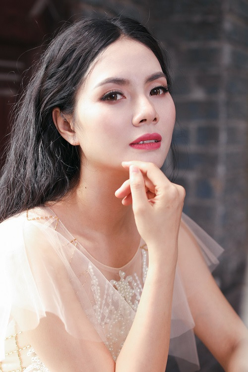 Cận cảnh vẻ đẹp mặn mà của Lương Nguyệt Anh ở tuổi 28.