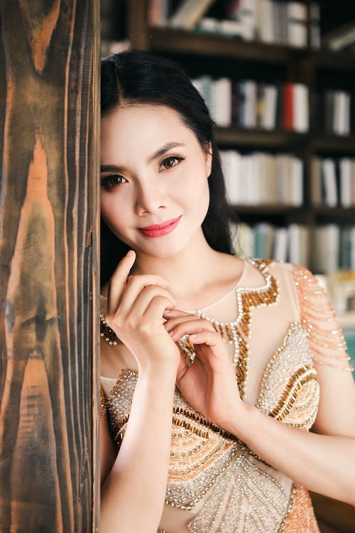 Những thiết kế dạ hội ôm sát khoe vẻ đẹp thanh xuân của Lương Nguyệt Anh.