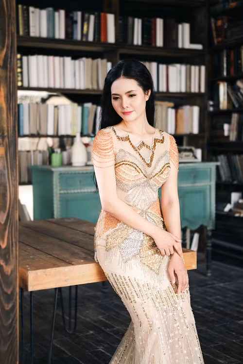 Trong bộ hình mừng sinh nhật, nữ ca sĩ từng được gọi là "gái quê" đã "biến hình" thành một tiểu thư kiêu sa, mơ mộng trong những thiết kế dạ hội lấp lánh.