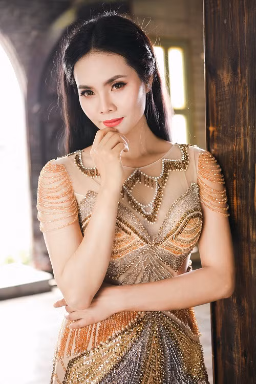 Thời gian vừa qua, khi mạnh dạn tung ra một số hình ảnh mới theo hướng hiện đại, quyến rũ, Lương Nguyệt Anh được khán giả ủng hộ, khen ngợi.