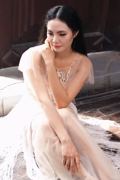 Cô luôn chung thuỷ với sự mộc mạc, đơn giản cùng giọng hát dân gian ngọt ngào, dịu dàng vốn có.