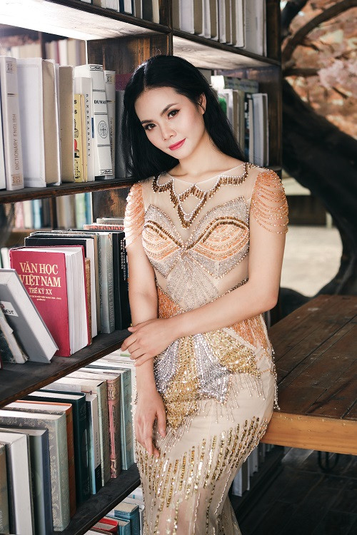 Ca sĩ Lương Nguyệt Anh chia sẻ, bước vào tuổi mới cô càng có quyết tâm định hình phong cách của mình sang trọng, xinh đẹp hơn.