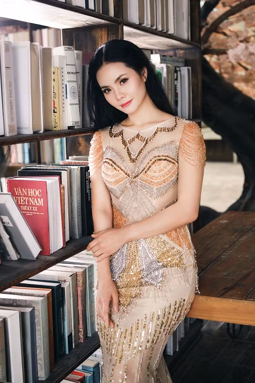 Ca sĩ Lương Nguyệt Anh chia sẻ, bước vào tuổi mới cô càng có quyết tâm định hình phong cách của mình sang trọng, xinh đẹp hơn.