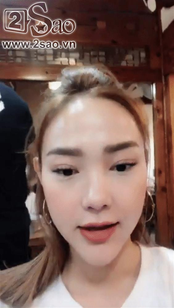 Khoe vẻ tươi trẻ dù đã 31 tuổi, ca sĩ Minh Hằng khiến người xem hoang mang vì chiếc cằm dài không ăn nhập với mặt. Thậm chí trong nhiều khoảnh khăc, chiếc cằm như bị méo sang một bên.