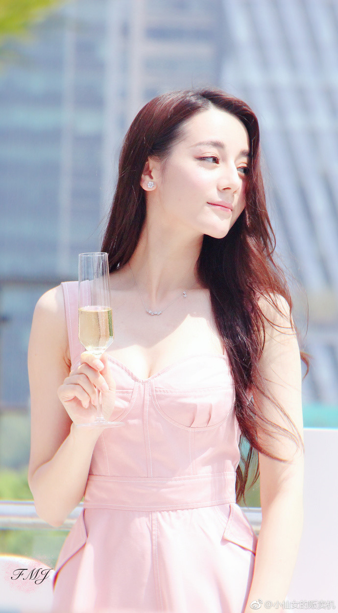 Gần đây, Địch Lệ Nhiệt Ba được được tôn vinh tại hạng mục Ngôi sao khí chất tại Young Choice Awards. Những người trẻ ở Trung Quốc cho rằng hình tượng trong sáng, đẹp thanh khiết của diễn viên Địch Lệ Nhiệt Ba là mẫu thần tượng tiêu biểu của thời đại mới.