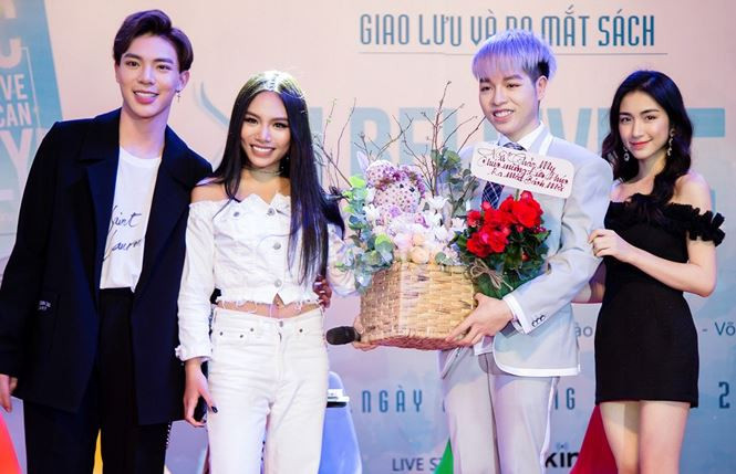 Từ trái qua ca sĩ Erik, Vũ Thảo My, Đức Phúc và Hòa Minzy.