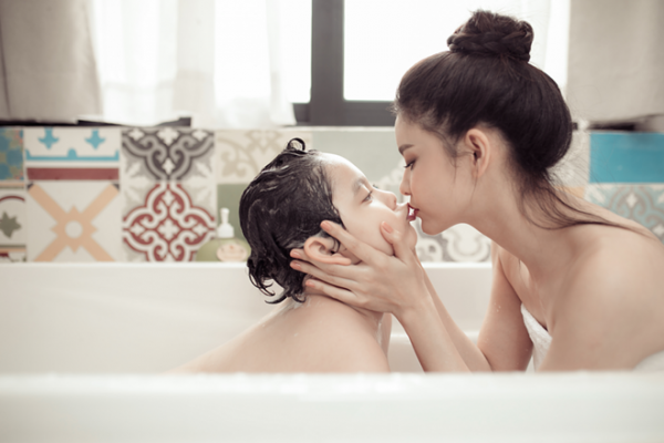 Hình ảnh hai mẹ con Trương Quỳnh Anh.