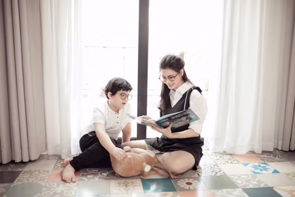 Đặc biệt hơn, 8/3 cũng là ngày sinh nhật của bà ngoại nữ ca sĩ nhưng mẹ cô đang sinh sống tại Mỹ nên cô đã tranh thủ đưa bé Sushi về Nha Trang để thăm ông bà và đại diện tổ chức sinh nhật.