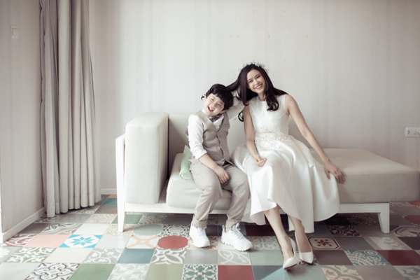 Vừa qua, Trương Quỳnh Anh và bé Sushi cùng nhau thực hiện một bộ ảnh để ghi lại những khoảnh khắc yêu thương như mẹ đã dành cho cô lúc nhỏ.