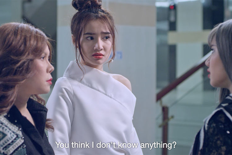 "Hoán đổi" còn có sự góp mặt của danh hài Việt Hương vào vai võ sư Mai Ngọc Hoa - người hoán đổi thân xác với Tiên Tiên.