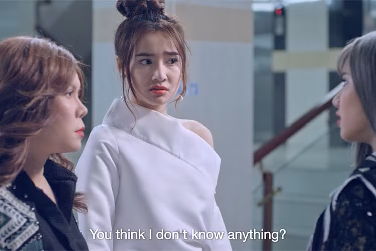 "Hoán đổi" còn có sự góp mặt của danh hài Việt Hương vào vai võ sư Mai Ngọc Hoa - người hoán đổi thân xác với Tiên Tiên.