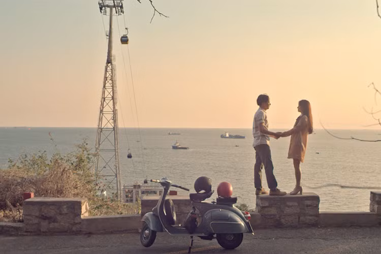 Trong phim, diễn viên Nhã Phương vào vai Tiên Tiên - cô nàng ca sĩ có giọng hát hay từng đứng trên đỉnh vinh quang nhưng hết thời phải đi tìm lại ánh hào quang của mình.