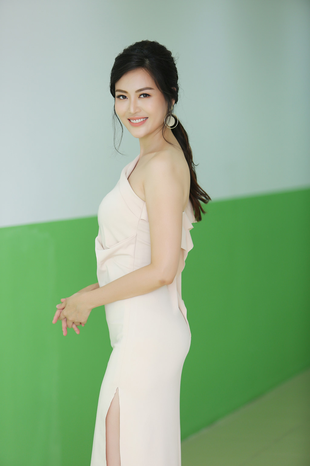 Trong một sự kiện diễn ra tại Hà Nội mới đây, người đẹp sinh năm 1976 gây bất ngờ khi tham gia và hé lộ chuyện từng "dao kéo" để giữ được vẻ ngoài rạng rỡ. Cụ thể, Hoa hậu Việt Nam 2014 không ngần ngại thừa nhận: "Tôi dao kéo rồi, cũng phải có can thiệp chứ vì đã ngoài 40 tuổi". (Ảnh: Hòa Nguyễn)