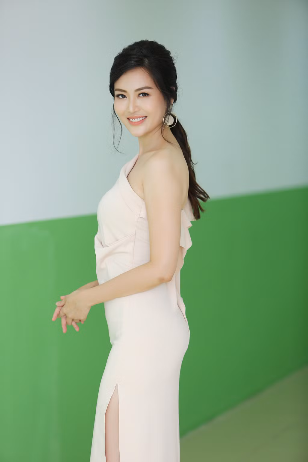 Trong một sự kiện diễn ra tại Hà Nội mới đây, người đẹp sinh năm 1976 gây bất ngờ khi tham gia và hé lộ chuyện từng "dao kéo" để giữ được vẻ ngoài rạng rỡ. Cụ thể, Hoa hậu Việt Nam 2014 không ngần ngại thừa nhận: "Tôi dao kéo rồi, cũng phải có can thiệp chứ vì đã ngoài 40 tuổi". (Ảnh: Hòa Nguyễn)