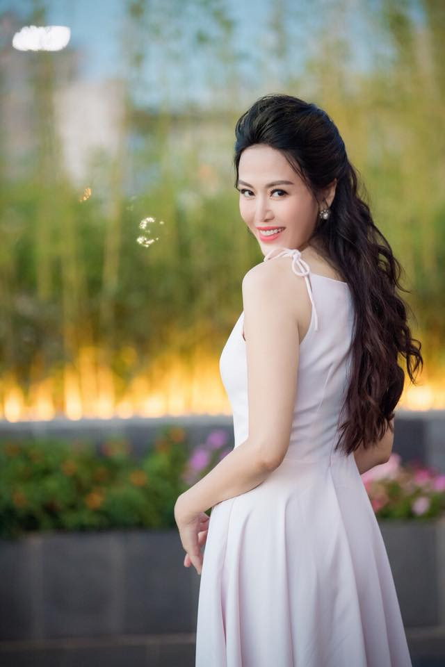 Chính vì thế, Thuy Thủy tự tin diện những bồ đồ gợi cảm khéo léo khoe vóc dáng cân đối không kém cạnh các đàn em.