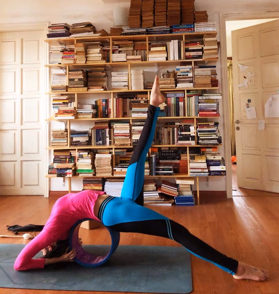 Có điều để giữ vẻ ngoài gợi cảm như hiện tại của Hoa hậu Thu Thủy thì ngoài việc từng can thiệp "dao kéo", cô tích cực tập luyện yoga, uống nhiều nước hằng ngày kết hợp với chế độ ăn uống hợp lý và quan niệm sống không lo nghĩ.