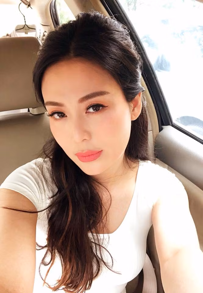 Dù đã 24 năm kể từ khi đăng quang Hoa hậu Việt Nam 1994 nhưng Hoa hậu Thu Thủy vẫn giữ được thần thái quyến rũ, thu hút ánh nhìn mỗi lần xuất hiện.