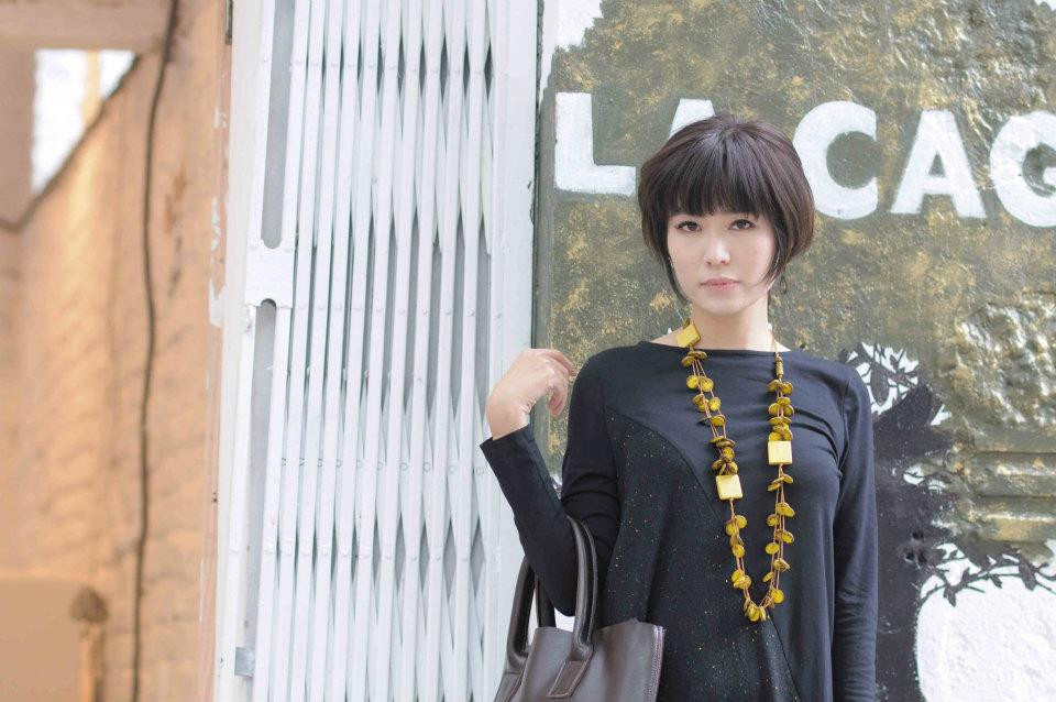 Cô cập nhật phong cách ăn mặc trẻ trung với lối trang điểm đậm, sắc nét để phù hợp với thời đại.