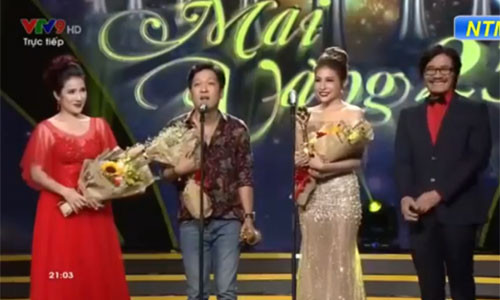 Nghệ sĩ Công Ninh chứng kiến màn cầu hôn của Trường Giang. Ảnh chụp clip