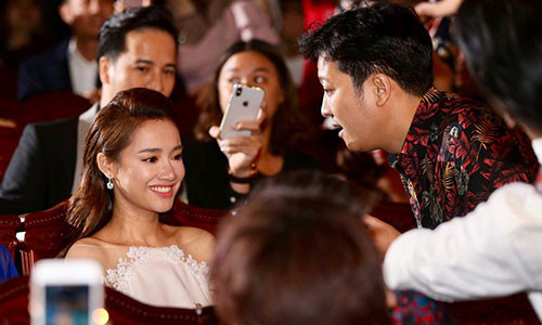 Trường Giang xuống chỗ Nhã Phương ngồi để trao nhẫn. Ảnh: Pháp Luật TPHCM