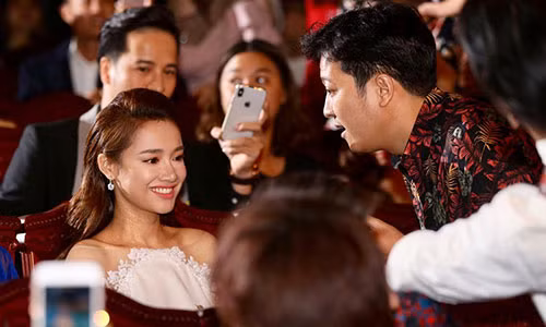 Trường Giang xuống chỗ Nhã Phương ngồi để trao nhẫn. Ảnh: Pháp Luật TPHCM