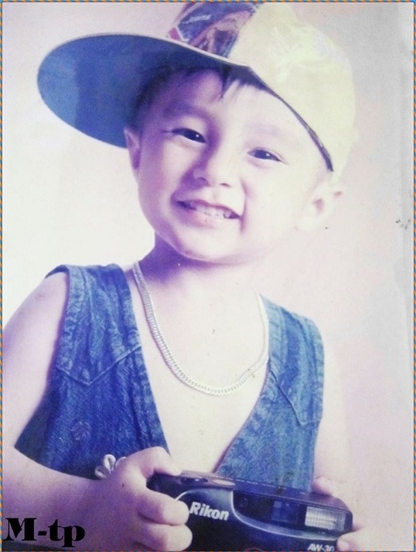 Được khán giả yêu thích không chỉ ở tài năng mà còn nhờ vào chính phong cách thời trang thu hút, nhan sắc thu hút phái nữ. Khi nhìn lại những tấm ảnh thuở bé của Sơn Tùng thì khán giả dễ dàng nhận thấy nam ca sĩ này sở hữu nét đẹp ngay từ nhỏ. Vừa qua một ngày sinh nhật 24 của Sơn Tùng M-TP, chúng ta chiêm ngưỡng lại quá trình dậy thì của anh chàng đa tài này như thế nào.