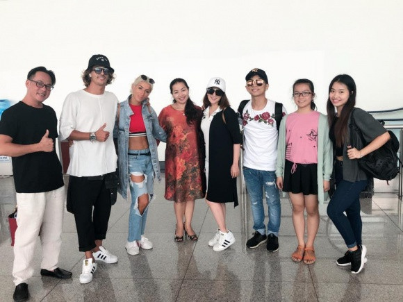 Khanh Thi xuat ngoai cung chong sau on ao truc trac tinh cam