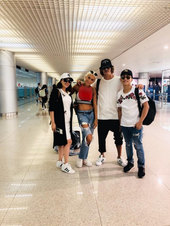 Khanh Thi xuat ngoai cung chong sau on ao truc trac tinh cam-Hinh-2