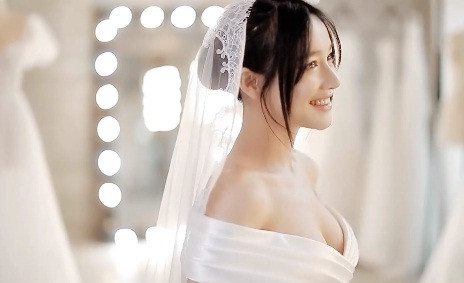 Theo chia sẻ của Chung Thanh Phong, hai thiết kế này là váy của ngày đính hôn và chiếc đầm dự tiệc trong ngày cưới của nữ diễn viên "Tuổi thanh xuân" với danh hài Trường Giang.