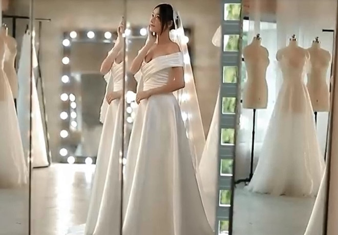 Bộ đầm giúp vợ sắp cưới của Trường Giang khoe vòng một gợi cảm.