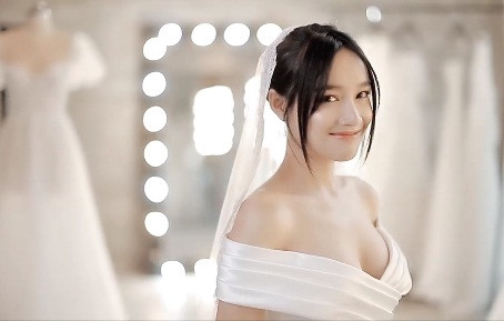 Hai chiếc váy cưới tuyệt đẹp do Chung Thanh Phong thiết kế với phong cách tối giản và thanh lịch, đúng theo cá tính, ước mơ của Nhã Phương.