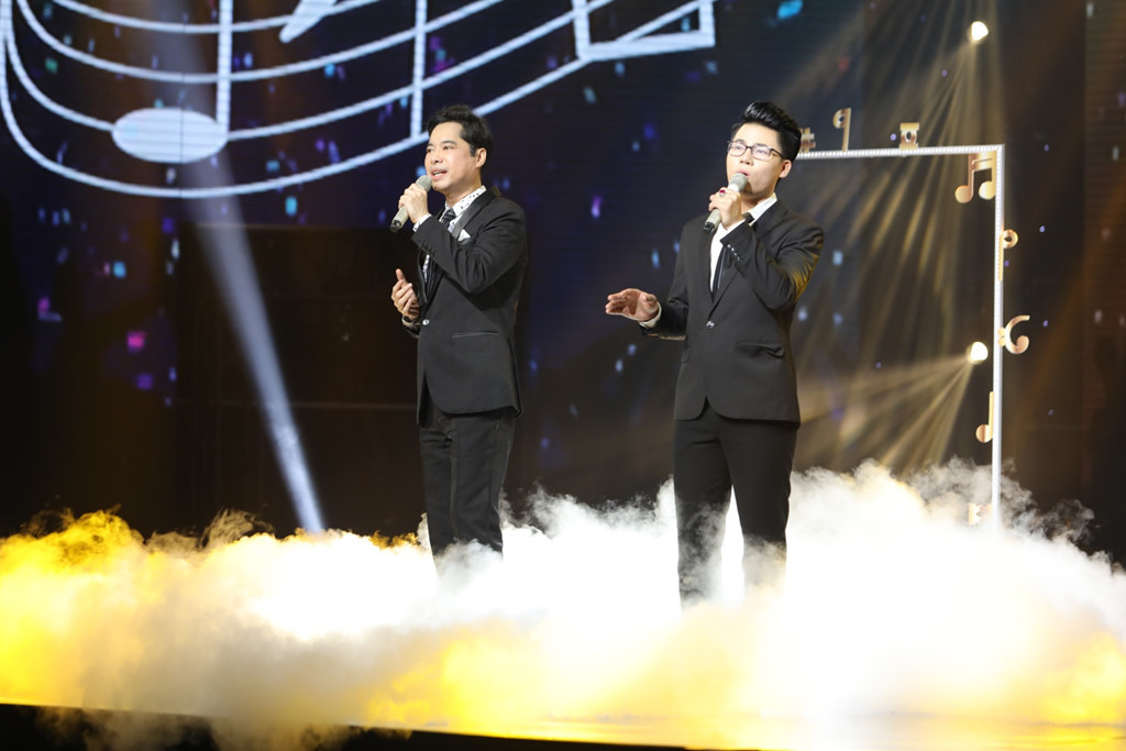 Đến vòng thi song ca cùng huấn luyện viên, Duy Cường và Ngọc Sơn là cặp thi biểu diễn đầu tiên. "Ông hoàng nhạc sến" mang đến ca khúc tự mình sáng tác có tên Thần tượng của tôi để tri ân “đại gia đình”, cách Ngọc Sơn gọi khán giả. Ca khúc được sự ủng hộ từ người hâm mộ với nhiều tràng vỗ tay kéo dài.