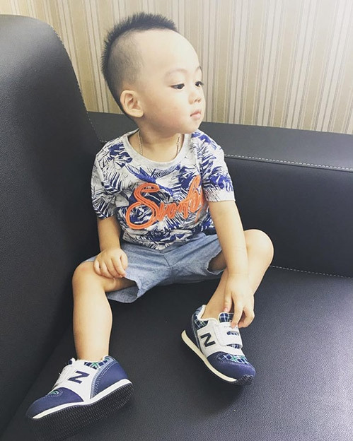 Ricky - con trai siêu mẫu Ngọc Thạch đi học bị ngã gãy răng đang nhận được nhiều sự quan tâm từ phía cộng đồng mạng.