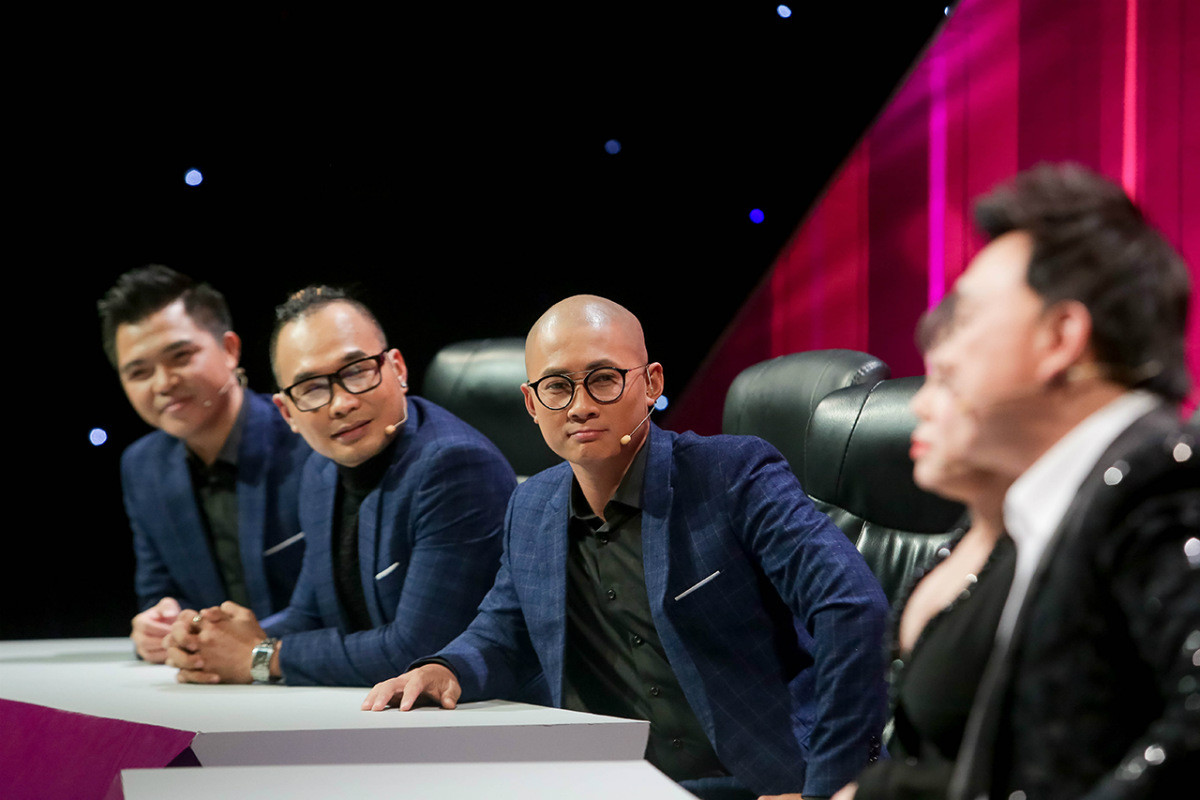 Nhóm MTV đối đầu với đội nhà Việt Hương - Chí Tài.