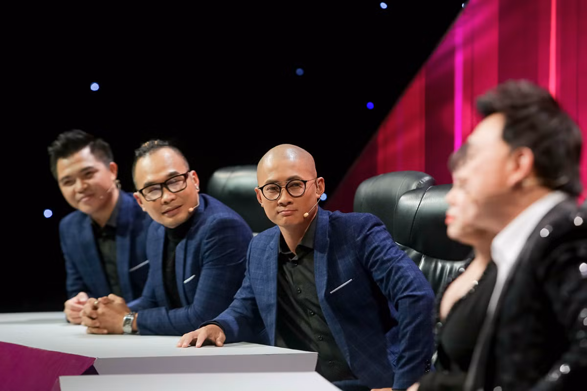 Nhóm MTV đối đầu với đội nhà Việt Hương - Chí Tài.