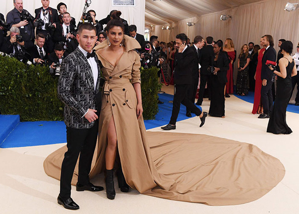 Tin đồn đính hôn của Chopra và nam ca sĩ Nick Jonas, bạn trai kém 10 tuổi của cô, được tung ra sau khi đạo diễn Ấn Độ Ali Abbas Zafar thông báo nữ diễn viên sẽ rời dự án phim Bharat nhưng lý do lại rất tuyệt vời, và nhắc đến của Nick Jonas. Sau khi công khai hẹn hò từ tháng 5, mối quan hệ đã tiến triển rất nhanh và cả hai bên đều gặp gia đình của nhau.