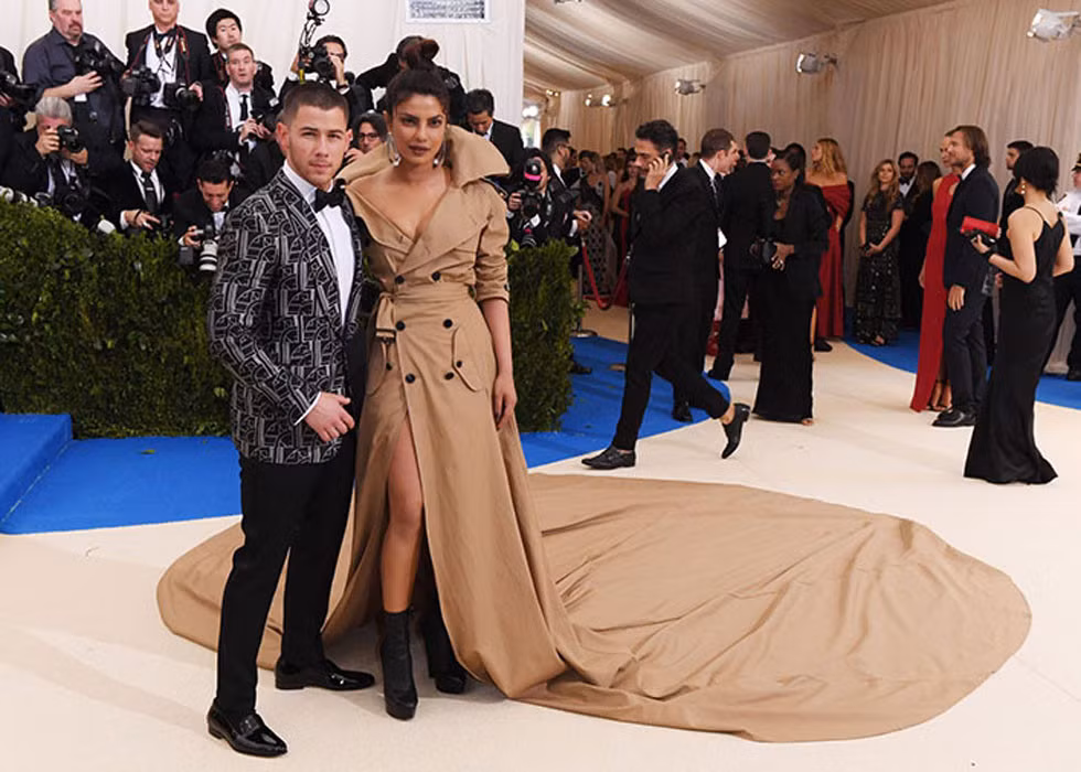 Tin đồn đính hôn của Chopra và nam ca sĩ Nick Jonas, bạn trai kém 10 tuổi của cô, được tung ra sau khi đạo diễn Ấn Độ Ali Abbas Zafar thông báo nữ diễn viên sẽ rời dự án phim Bharat nhưng lý do lại rất tuyệt vời, và nhắc đến của Nick Jonas. Sau khi công khai hẹn hò từ tháng 5, mối quan hệ đã tiến triển rất nhanh và cả hai bên đều gặp gia đình của nhau.